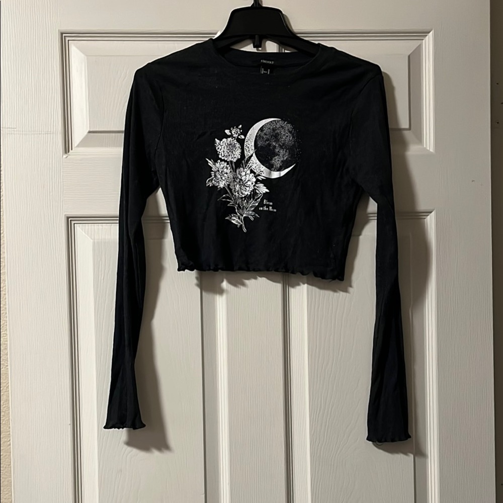 Forever 21 Black and White Graphic Crop Top